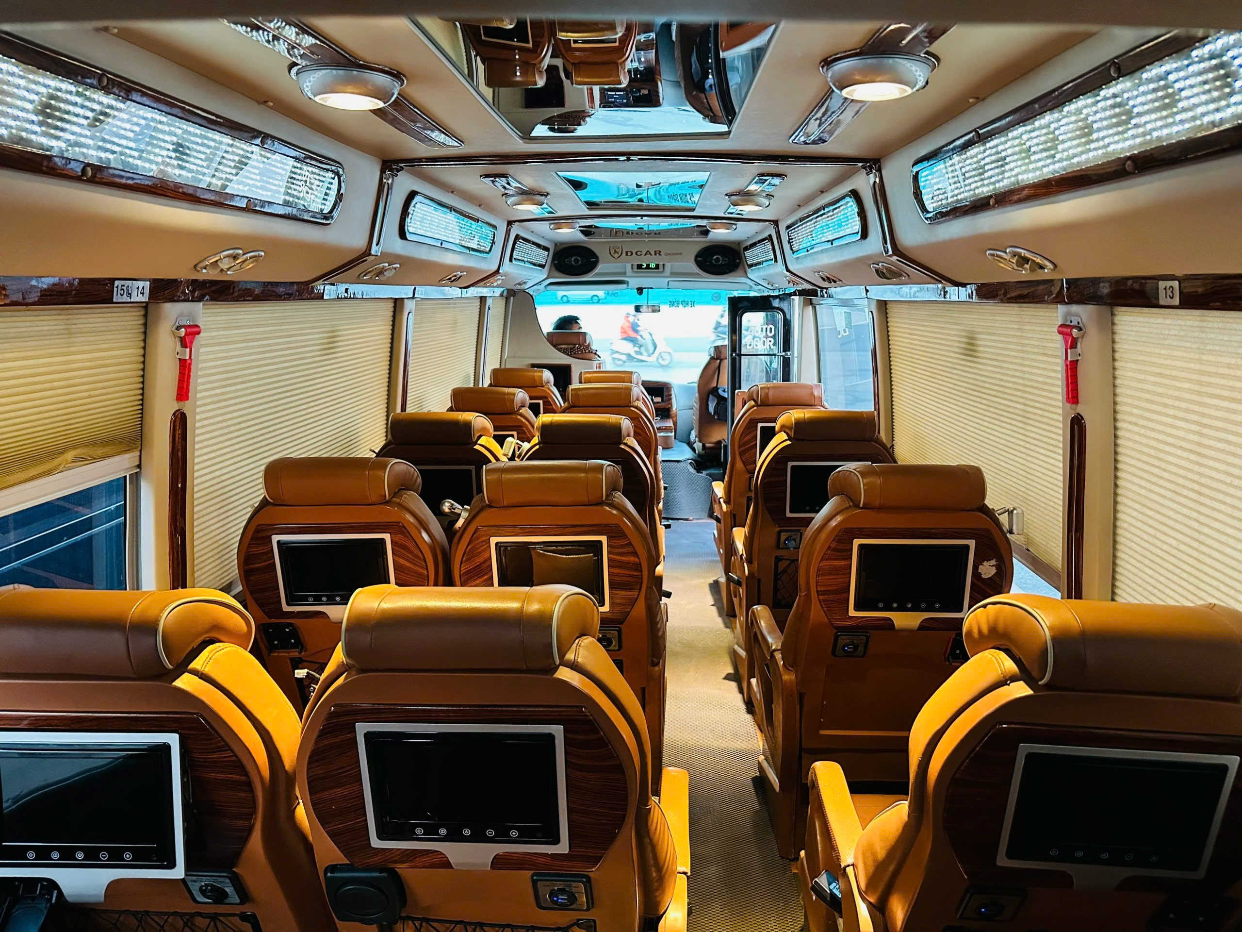 Thuê Xe Limousine 18 Chỗ Hà Nội – Trải Nghiệm Du Lịch Sang Trọng Cùng Huy Đạt